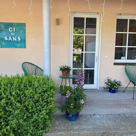 La Vie En Rose Apartment